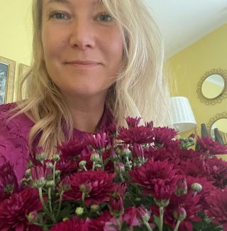 Blommor, tårta och fina grattishälsningar – det är fint att fylla år. Tack alla 🌸