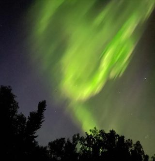 Norrsken utanför mitt sovrumsfönster inatt. Vågor av ljus, långt där uppe.
Hoppfullt på något vis. Det är som med havet: det finns det som är större.