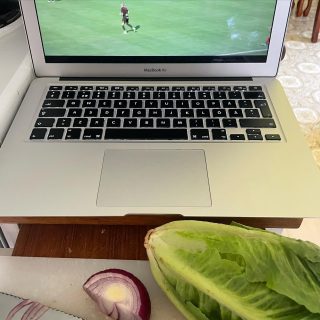 Fotbollsmatlagning. Perfekt – utom när jag råkar vifta med kniven åt det håll jag tycker passningarna ska slås …

#SAIKÖFK