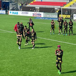 Hur var det nu, det här ”Segerns sötma” får man köra bil på eller? Jag har inte bipacksedeln kvar … och drog på fotboll ensam idag.
(Visst lovar Amatkarijo att ha rosa hår varje match från och med?) ❤️🖤