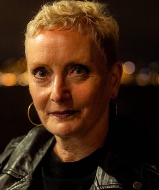 Sista sommarspecialen av Elin möter släpps idag, där vi hör guldkorn från mötena med författarna Ingrid Elfberg och Karin Alfredsson, pratar research och om min favoritmanusguru Robert McKee, min nya manusbekantskap Blake Snyder och kaoset i mitt arbetsrum.
Nästa vecka kickar vi igång höstsäsongen av Elin möter, med nya gäster och nya tips.