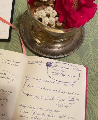 Thåström i högtalaren, stängt trädgården för den här sommaren, köpt jultidningar(!), repeterar McKees Love Story-seminarieserie (bästa med pandemin var att jag kunde gå alla hans seminarieserier från mitt eget vardagsrum). Redo för hösten (tror jag?!). Den bästa hösten (tror jag?!).
PS. Synd att alla ni andra blev stora och coola och just jag en förskrämd liten jävla mupp … DS.